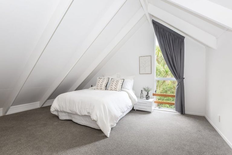 Photo of property in 2/54 Hungerford Road, Houghton Bay, Wellington, 6023