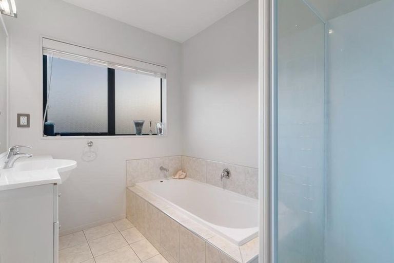 Photo of property in 30 Hercules Drive, Henderson, Auckland, 0612