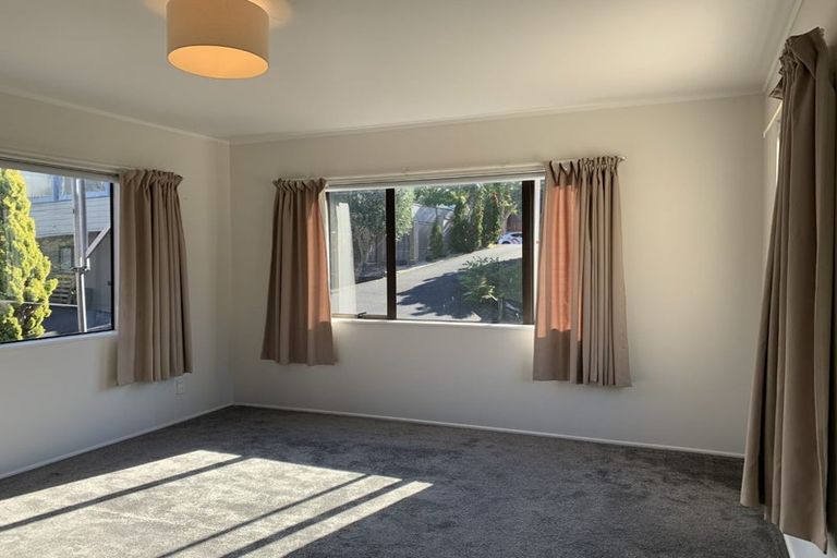 Photo of property in 2/20 Lagoon Way, West Harbour, Auckland, 0618