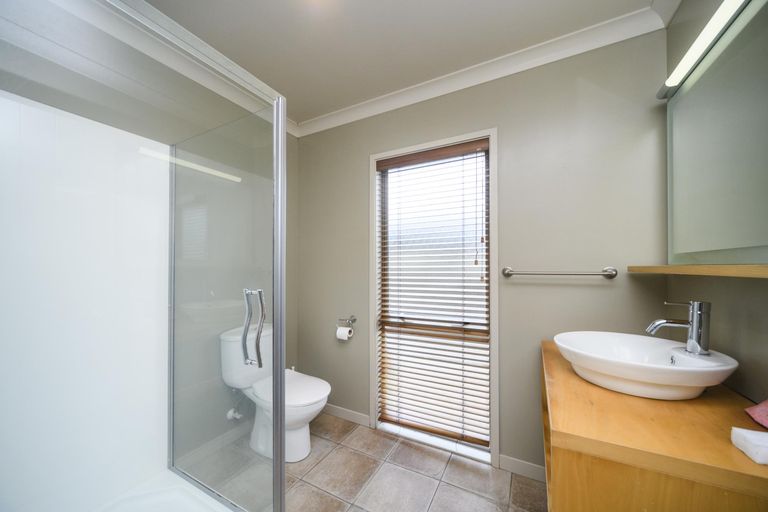 Photo of property in 21 Johnstone Drive, Fitzherbert, Palmerston North, 4410