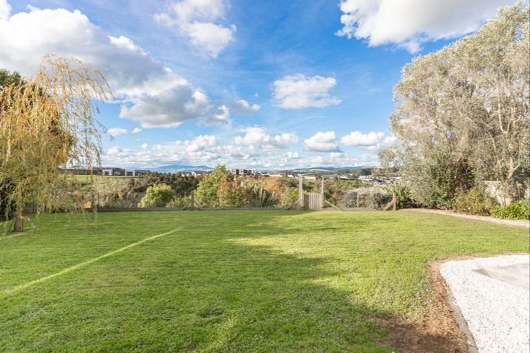 Photo of property in 33 Ruapehu Drive, Fitzherbert, Palmerston North, 4410