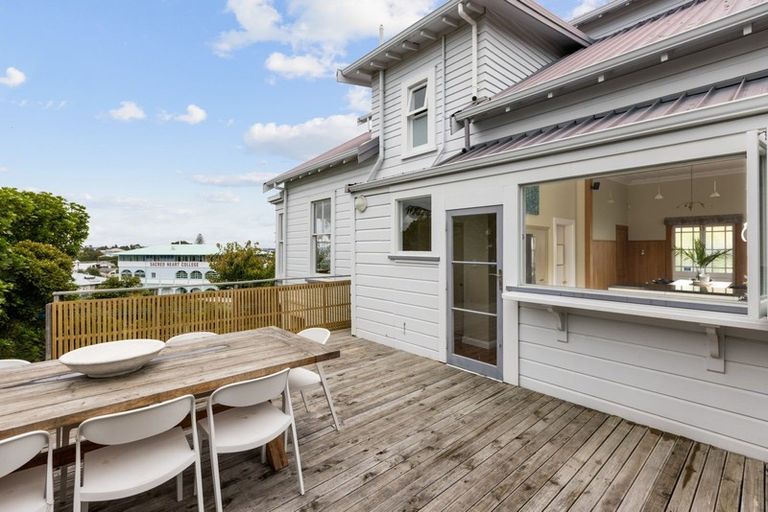 Photo of property in 18 Cobden Road, Bluff Hill, Napier, 4110