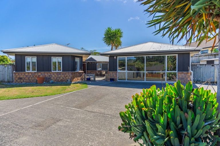 Photo of property in 17 Ashleigh Way, Waikanae Beach, Waikanae, 5036