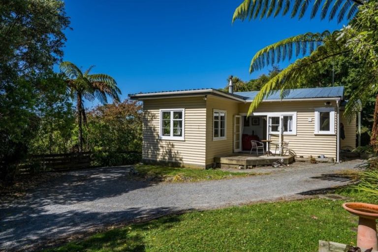 Photo of property in 20 Miromiro Road, Normandale, Lower Hutt, 5010