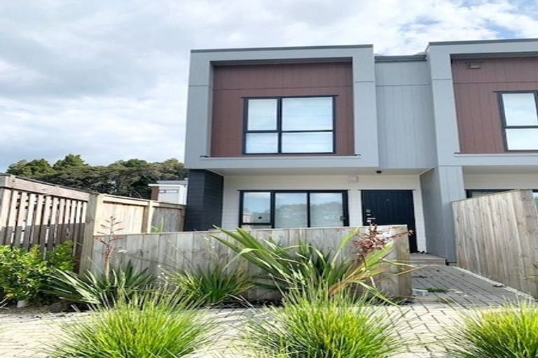 Photo of property in 32 Morihana Close, Glen Eden, 0602