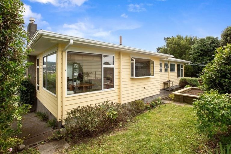 Photo of property in 42 Turville Crescent, Newlands, Wellington, 6037