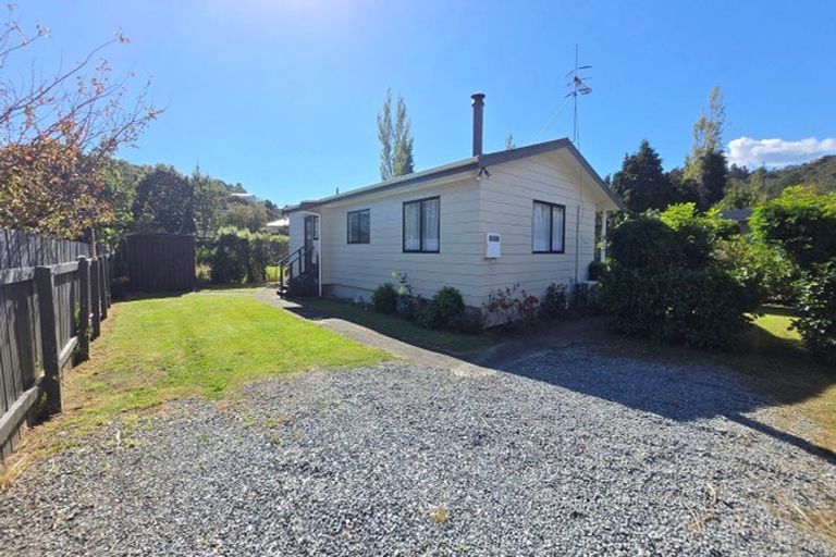 Photo of property in 68 Stokes Valley Road, Stokes Valley, Lower Hutt, 5019