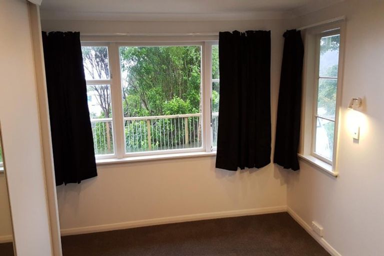 Photo of property in 77 Maungaraki Road, Korokoro, Lower Hutt, 5012
