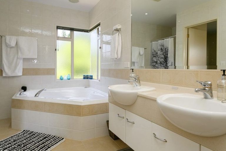 Photo of property in 27 Te Urunga Place, Acacia Bay, Taupo, 3330