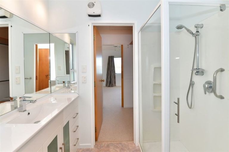 Photo of property in 22a Tindalls Bay Road, Tindalls Beach, Whangaparaoa, 0930