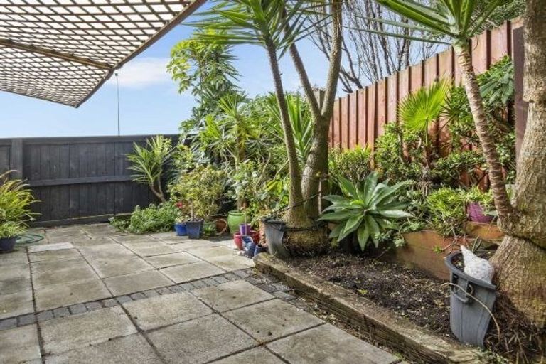 Photo of property in 2/206 Albany Highway, Schnapper Rock, Auckland, 0632
