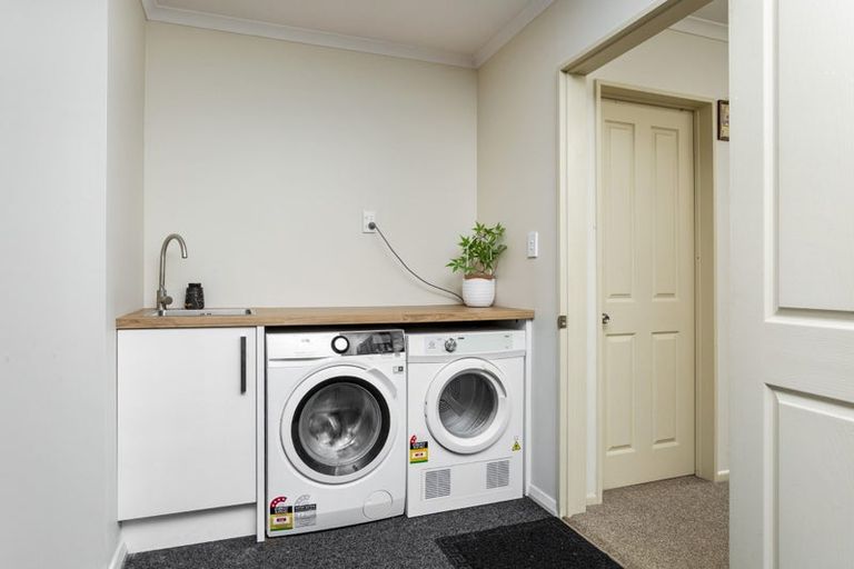 Photo of property in 21 Crimson Park, Oteha, Auckland, 0632