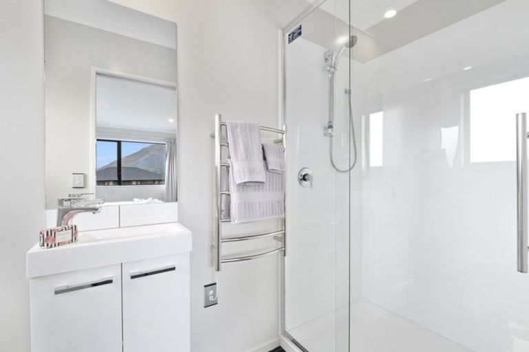 Photo of property in 8 Shepherd Road, Jacks Point, Queenstown, 9371