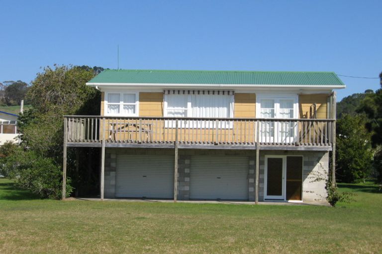 Photo of property in 52 Marine Parade, Cooks Beach, Whitianga, 3591