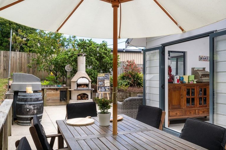 Photo of property in 12 Opanuku Road, Henderson Valley, Auckland, 0612