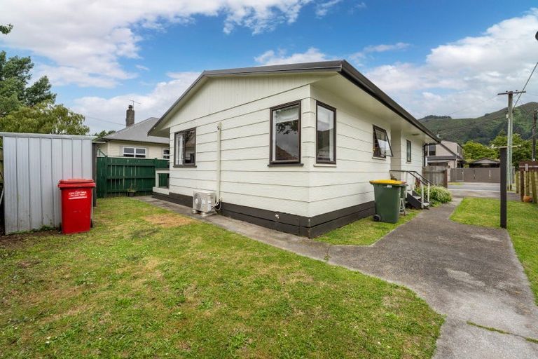 Photo of property in 19 Hill Grove, Naenae, Lower Hutt, 5011