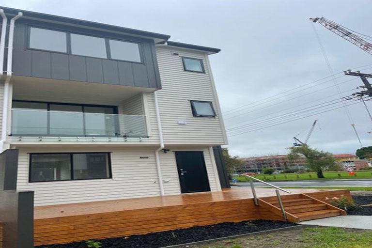 Photo of property in 233 Lake Road, Northcote, Auckland, 0627