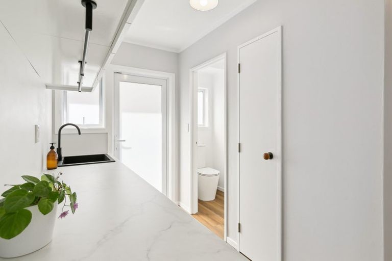 Photo of property in 21 Mexted Terrace, Tawa, Wellington, 5028