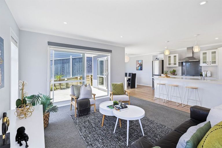 Photo of property in 5 Madeira Close, Whitby, Porirua, 5024