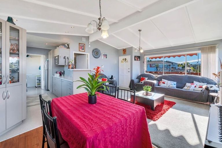 Photo of property in 2 Karo Place, Glendene, Auckland, 0602