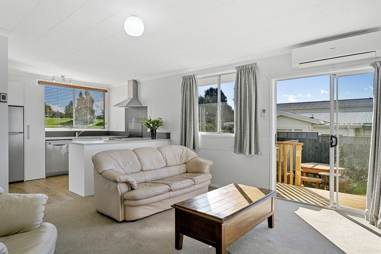Photo of property in 11 Besley Place, Acacia Bay, Taupo, 3330