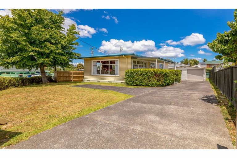 Photo of property in 11 Archlynn Road, Kelston, Auckland, 0602