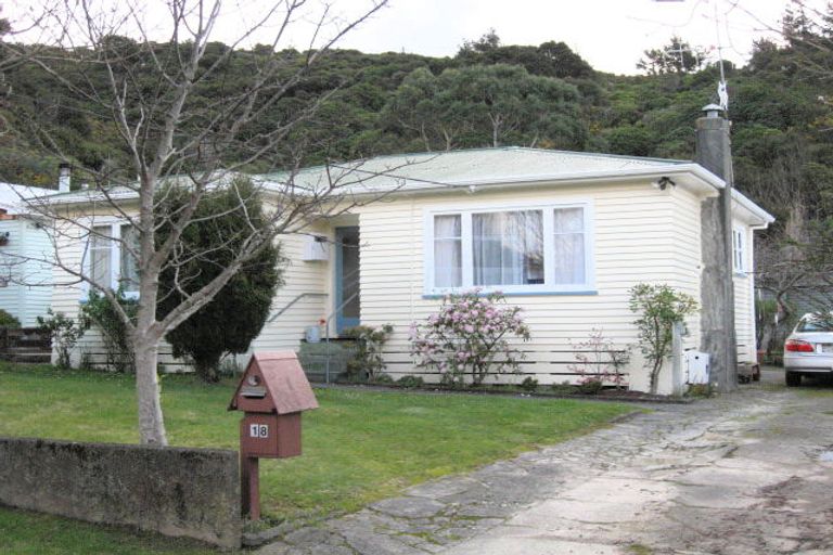Photo of property in 18 Davis Grove, Wainuiomata, Lower Hutt, 5014