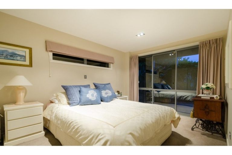 Photo of property in 5a Bernleigh Terrace, West Harbour, Auckland, 0618