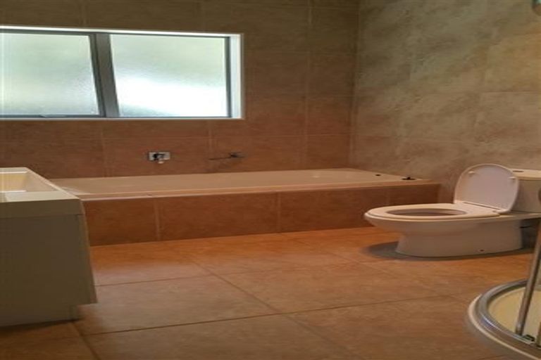 Photo of property in 108 Simpson Road, Henderson Valley, Auckland, 0614