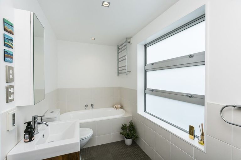 Photo of property in 32 Torwood Road, Khandallah, Wellington, 6035