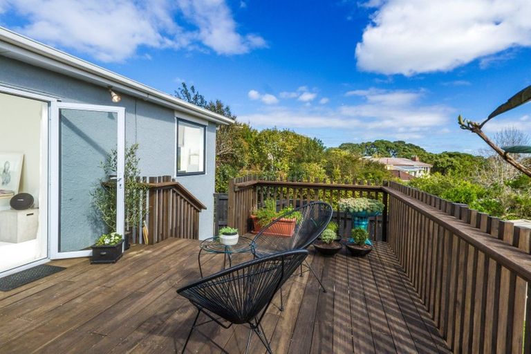 Photo of property in 2/50 Sylvan Avenue, Northcote, Auckland, 0627