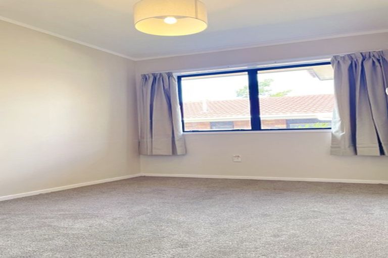 Photo of property in 21 Woodview Rise, Botany Downs, Auckland, 2010