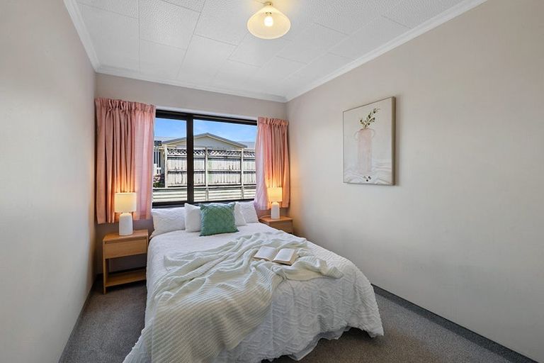 Photo of property in 8 Julian Place, Westown, New Plymouth, 4310