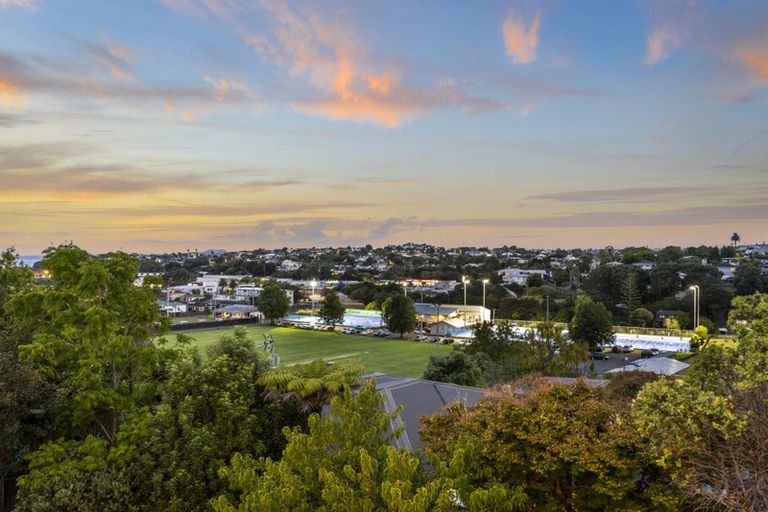 Photo of property in 2/37 Woodlands Crescent, Browns Bay, Auckland, 0630