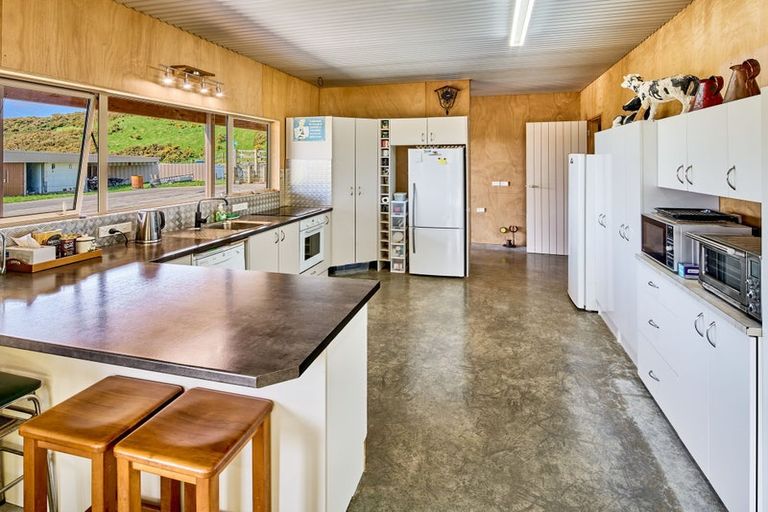 Photo of property in 132 Bing Lucas Drive, Tawa, Wellington, 5028