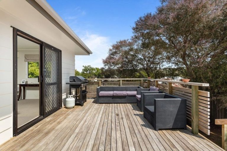 Photo of property in 2/12 Segedin Place, Glenfield, Auckland, 0629