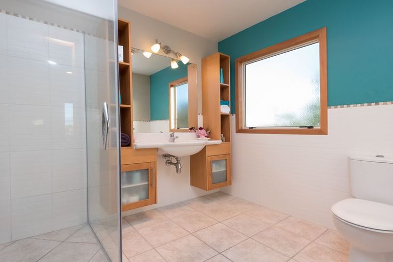 Photo of property in 1a Liston Crescent, Cockle Bay, Auckland, 2014