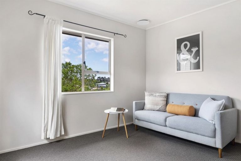 Photo of property in 2/18 Strabo Place, Windsor Park, Auckland, 0632