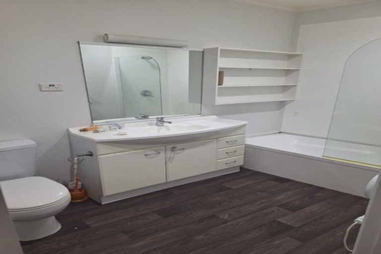 Photo of property in 137 Reeves Road, Pakuranga Heights, Auckland, 2010