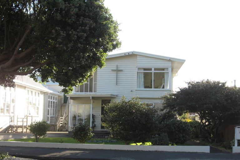 Photo of property in 74 Oroua Street, Eastbourne, Lower Hutt, 5013
