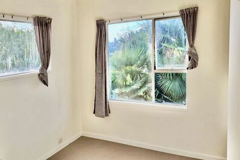 Photo of property in 16 Springside Place, New Lynn, Auckland, 0600