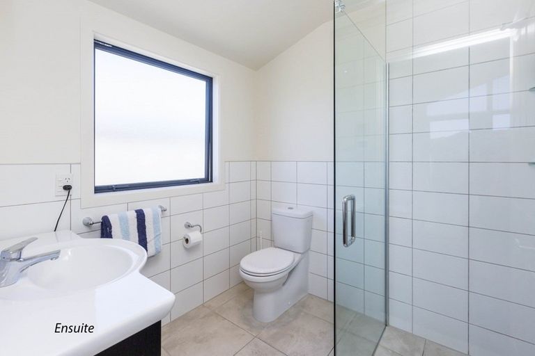 Photo of property in 27 Mcewen Crescent, Riverstone Terraces, Upper Hutt, 5018