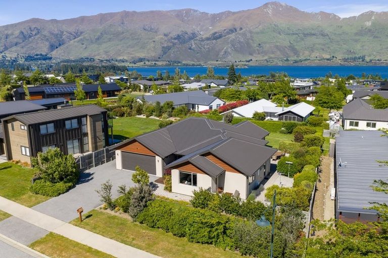 Photo of property in 5 Centre Crescent, Wanaka, 9305