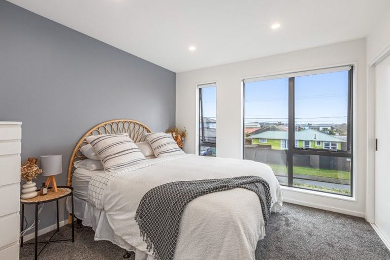 Photo of property in 1 Royal View Road, Te Atatu South, Auckland, 0610