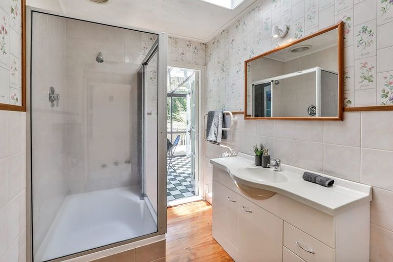 Photo of property in 37 York Road, Titirangi, Auckland, 0604