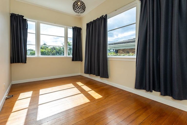 Photo of property in 1060 Great North Road, Point Chevalier, Auckland, 1022