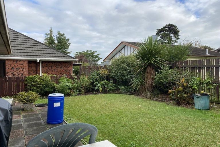 Photo of property in 2/4 Tomintoul Place, Highland Park, Auckland, 2010