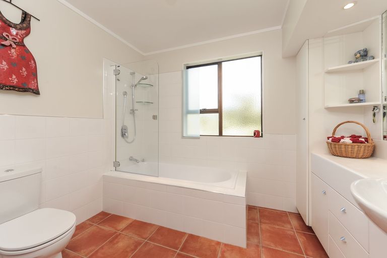 Photo of property in 102 Shaw Road, Oratia, Auckland, 0604