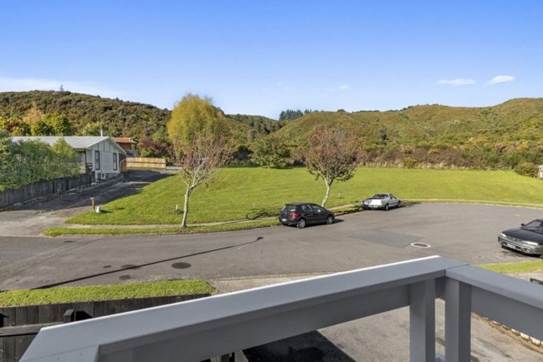 Photo of property in 18 Oaklands Grove, Clouston Park, Upper Hutt, 5018