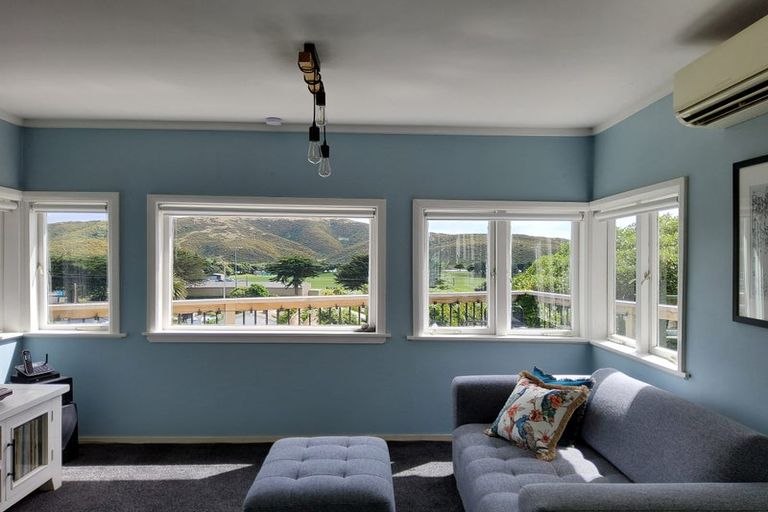 Photo of property in 74 Mana Esplanade, Paremata, Porirua, 5026